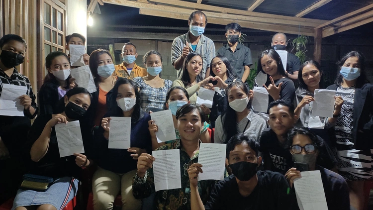 Penggunaan hasil terjemahan Injil Lukas "Perumpamaan Tentang orang Farisi dan Pemungut cukai" dalam ibadah evanglisasi Persekutuan pemuda Jemaat E.H Mayakeli.