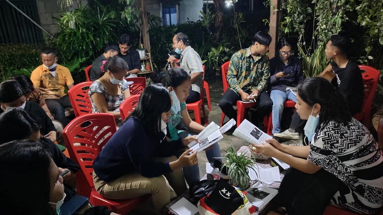 Persekutuan Pemuda E.H Mayakeli membaca dan memberi masukan (Penolong Uji Cerita) tentang kitab Lukas 18:1-43 yang sudah diterjemahkan kedalam bahasa Padoe