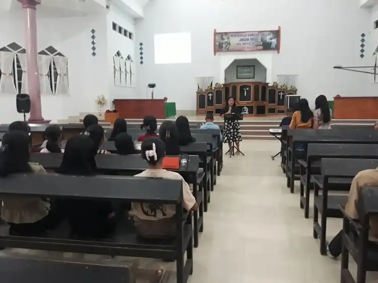 Penggunaan Injil Lukas Bahasa Padoe pada ibadah Persekutuan Remaja Jemaat Eben Haezer Mayakeli