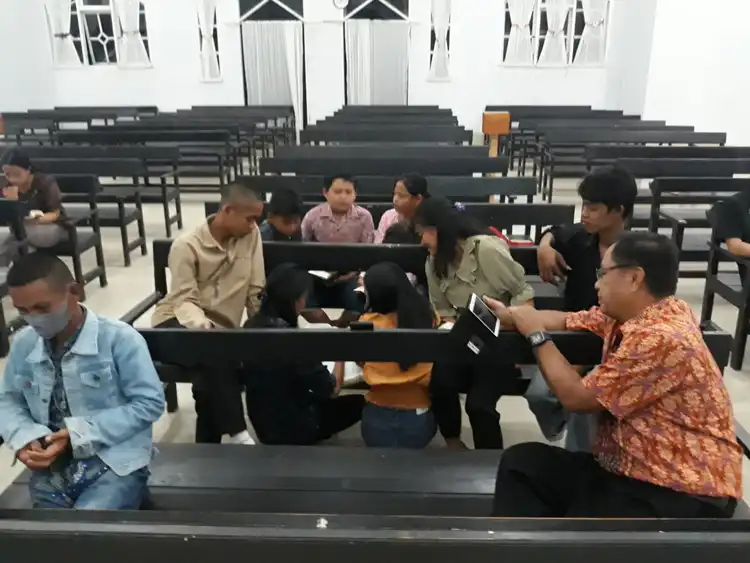 Penggunaan Injil Lukas Bahasa Padoe pada ibadah Persekutuan Remaja Jemaat Eben Haezer Mayakeli